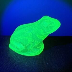 Uranium glass vaseline glass frog